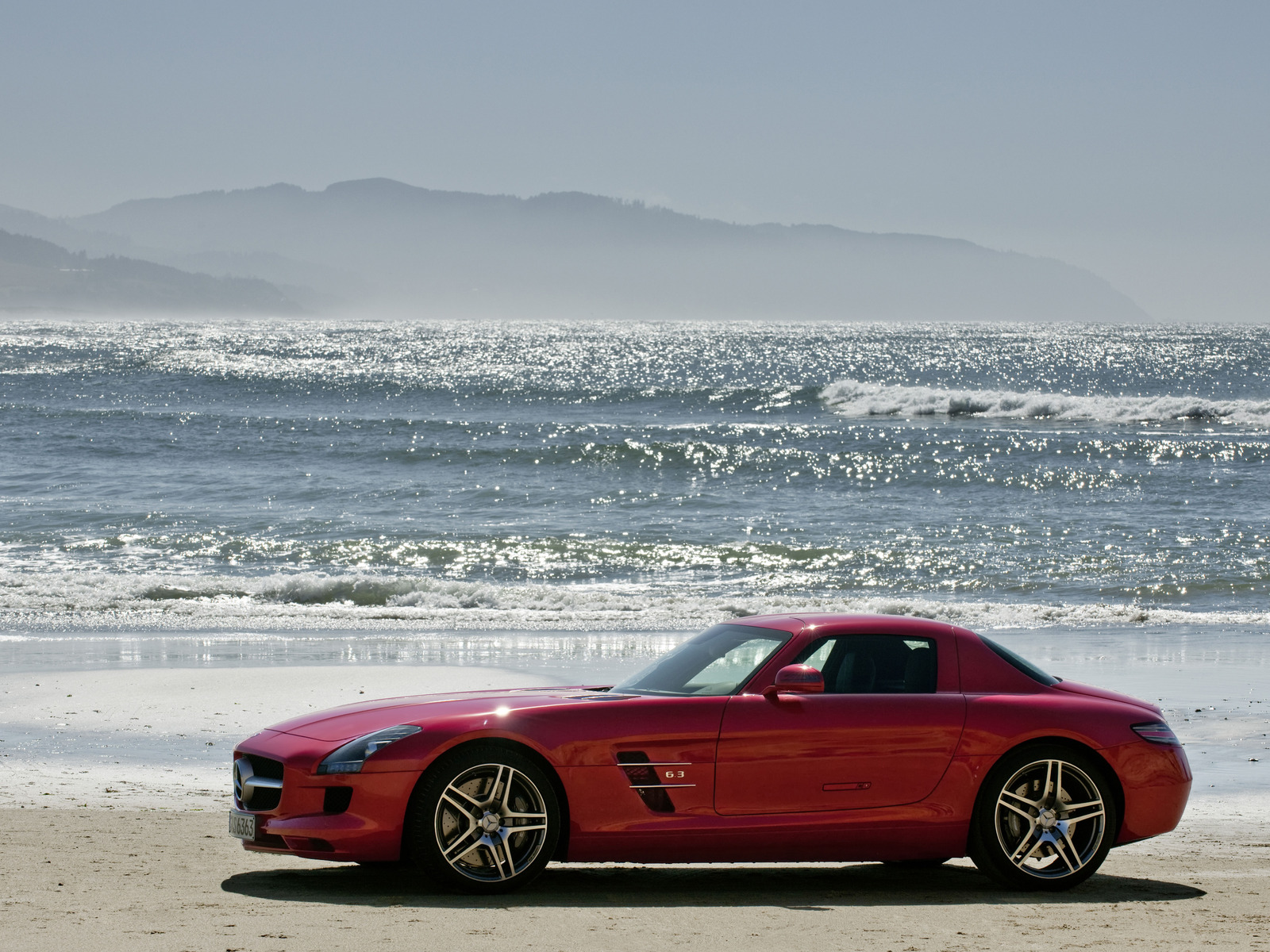 Красный Мерседес на берегу моря