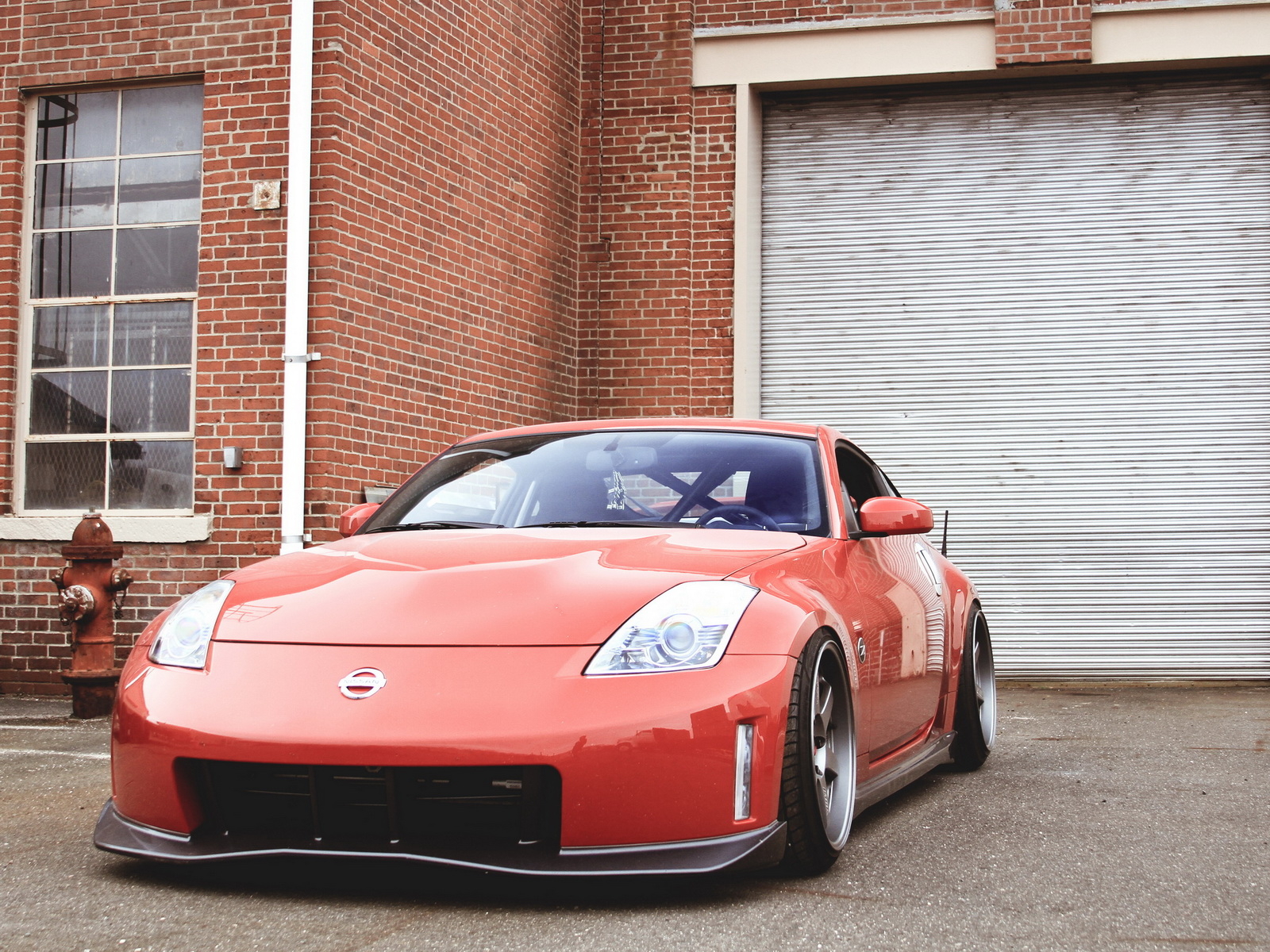 Красный Nissan 350Z