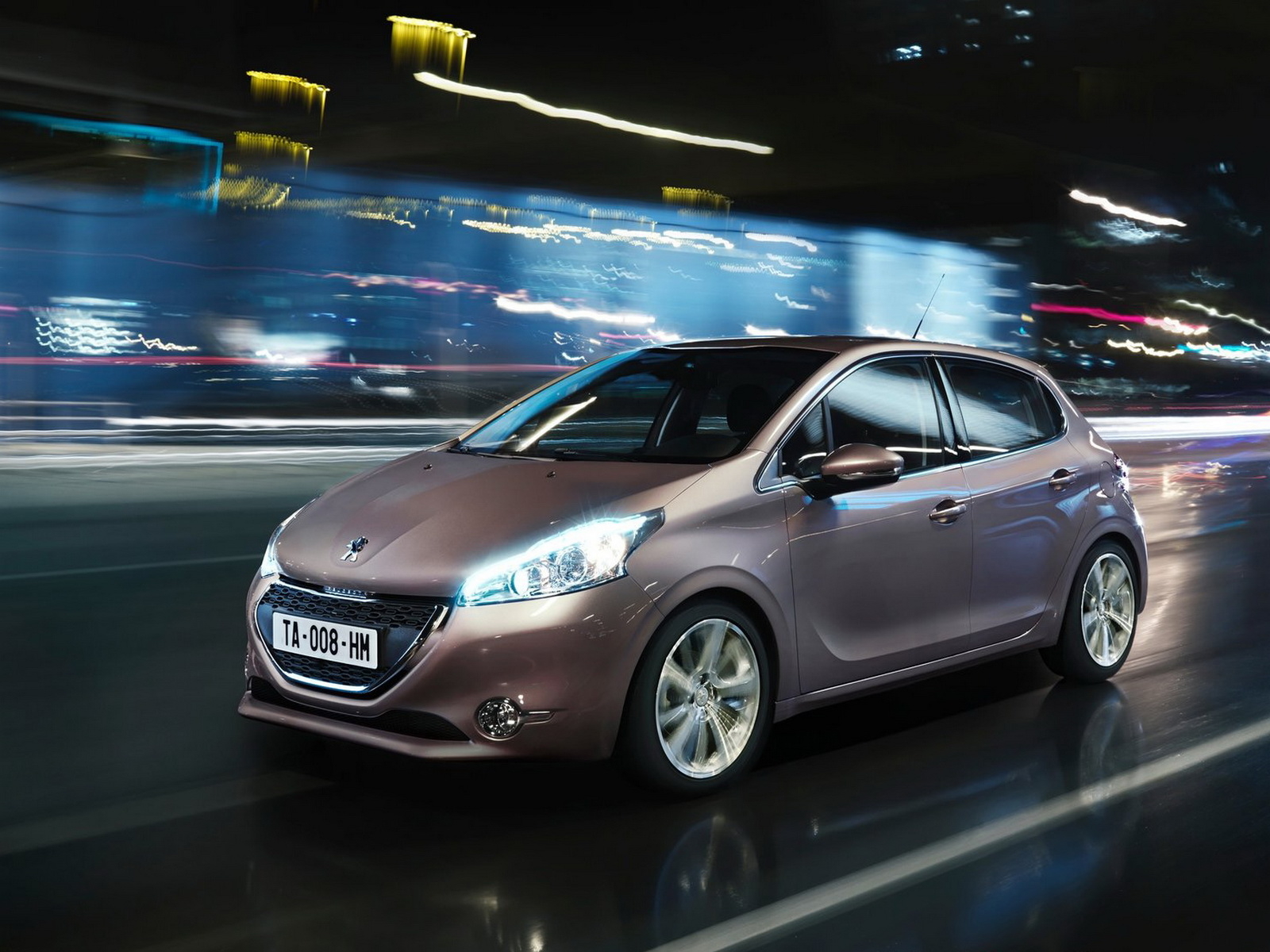 Peugeot 208 в движении