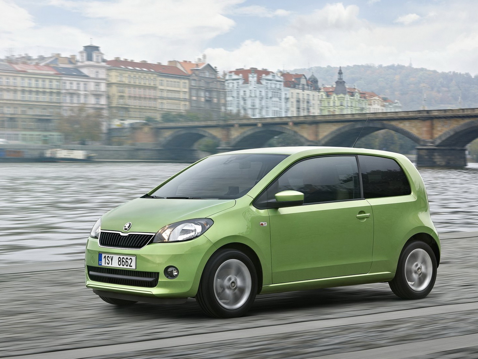 Skoda-Citigo на набережной