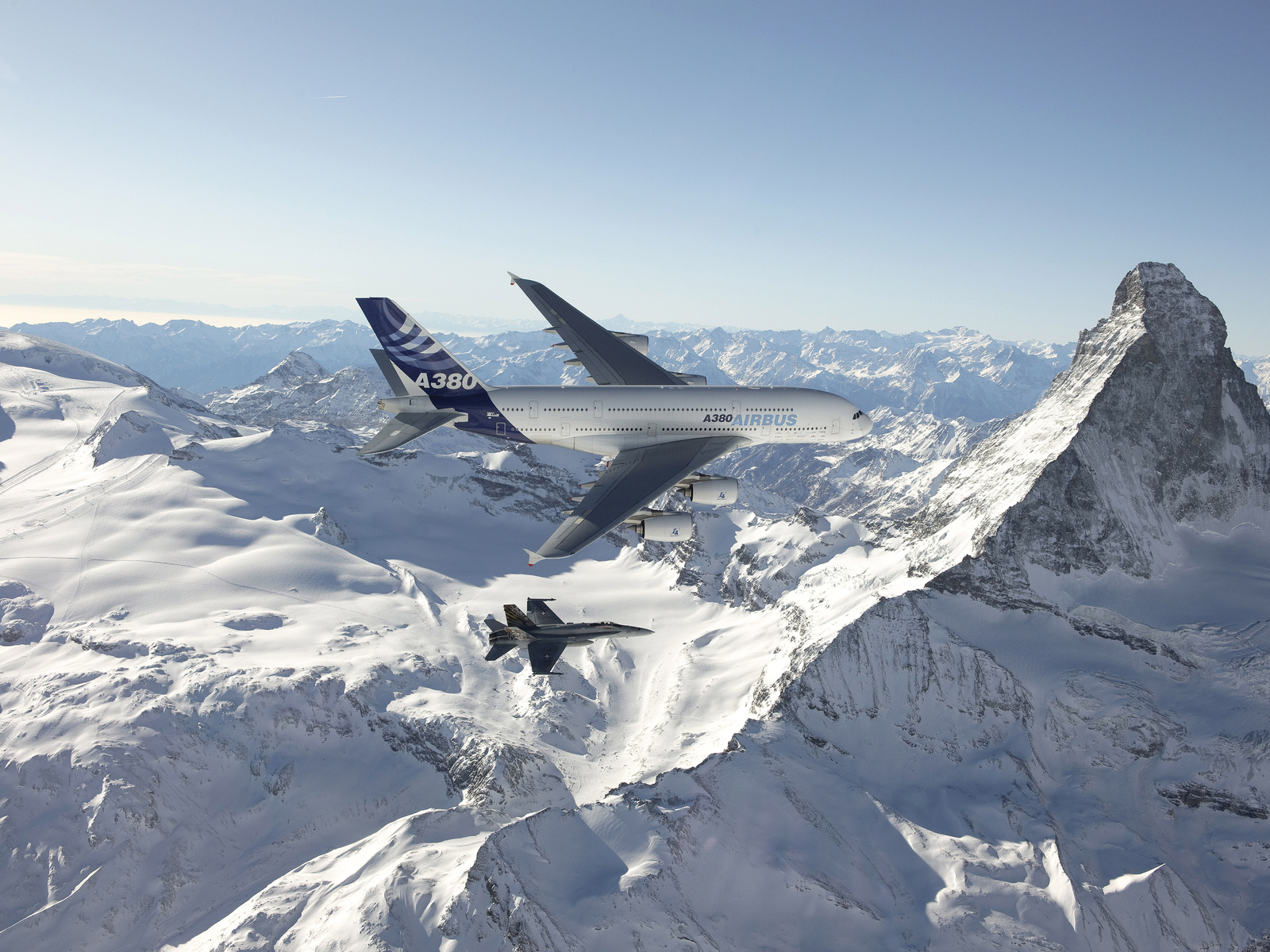 Airbus A380 и истребитель