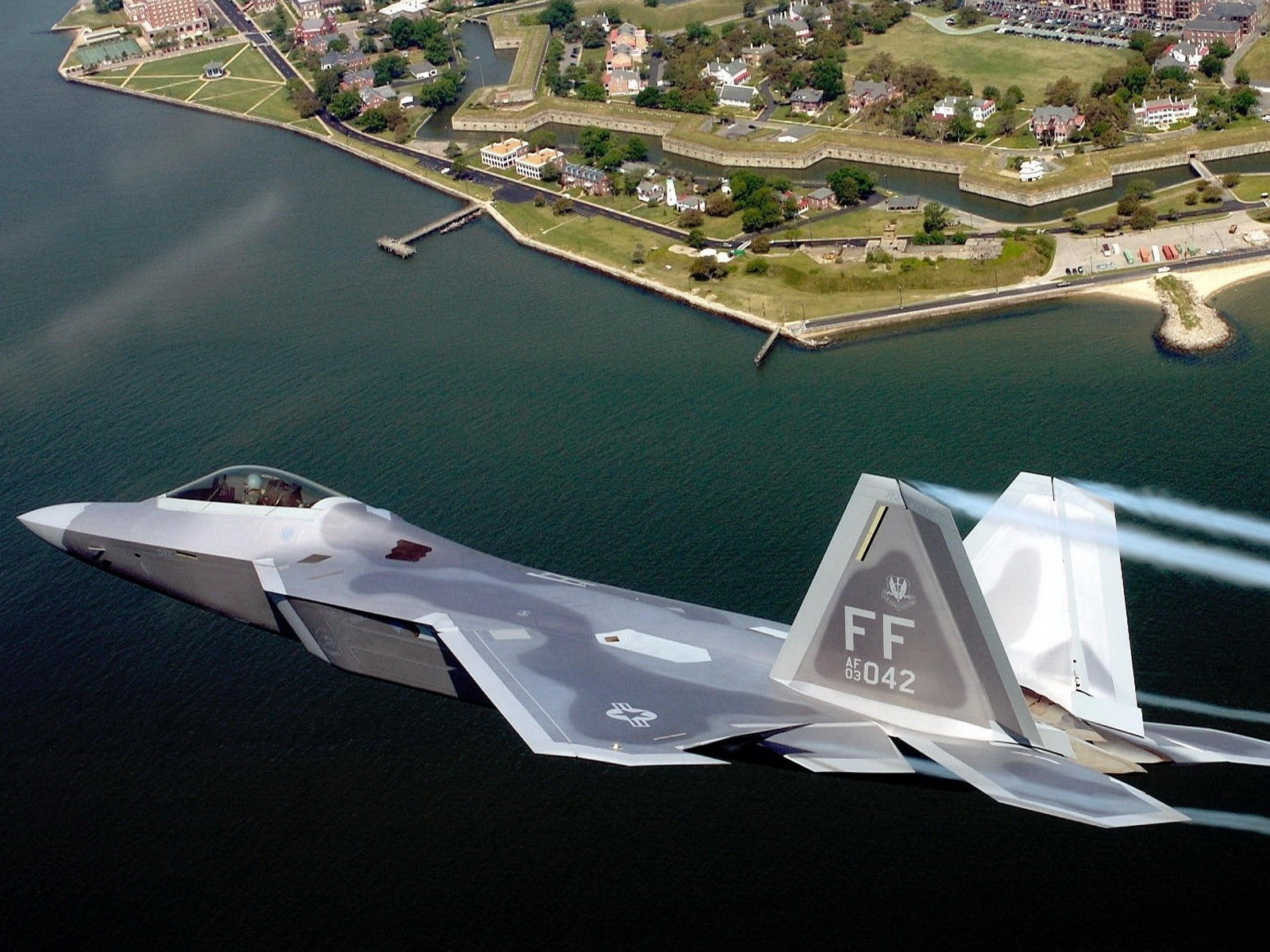 Истребитель в небе