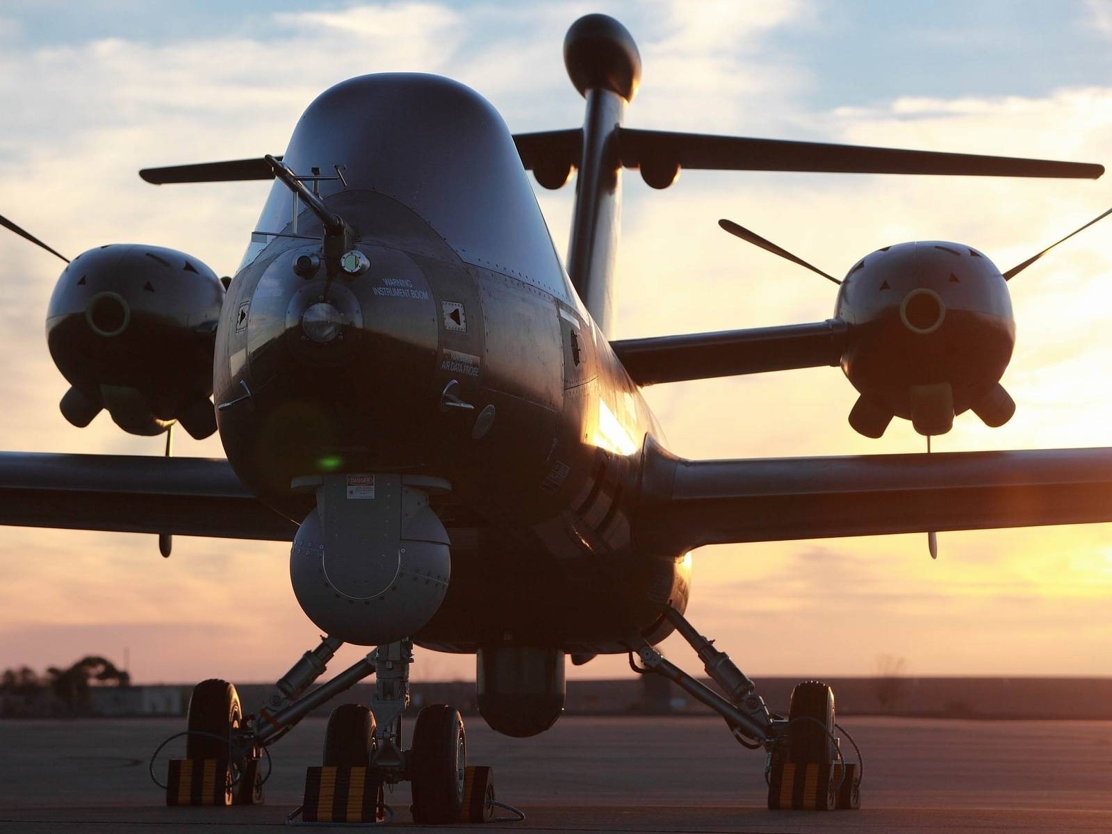 Самолет на взлетной полосе