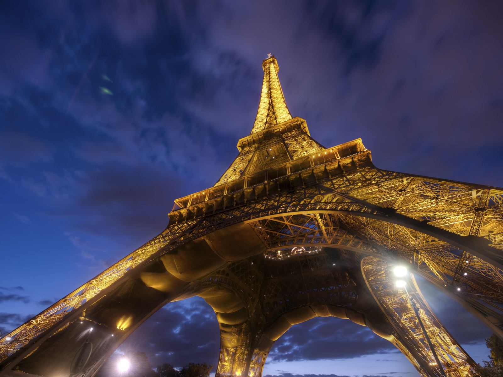 Под Эйфелевой башней