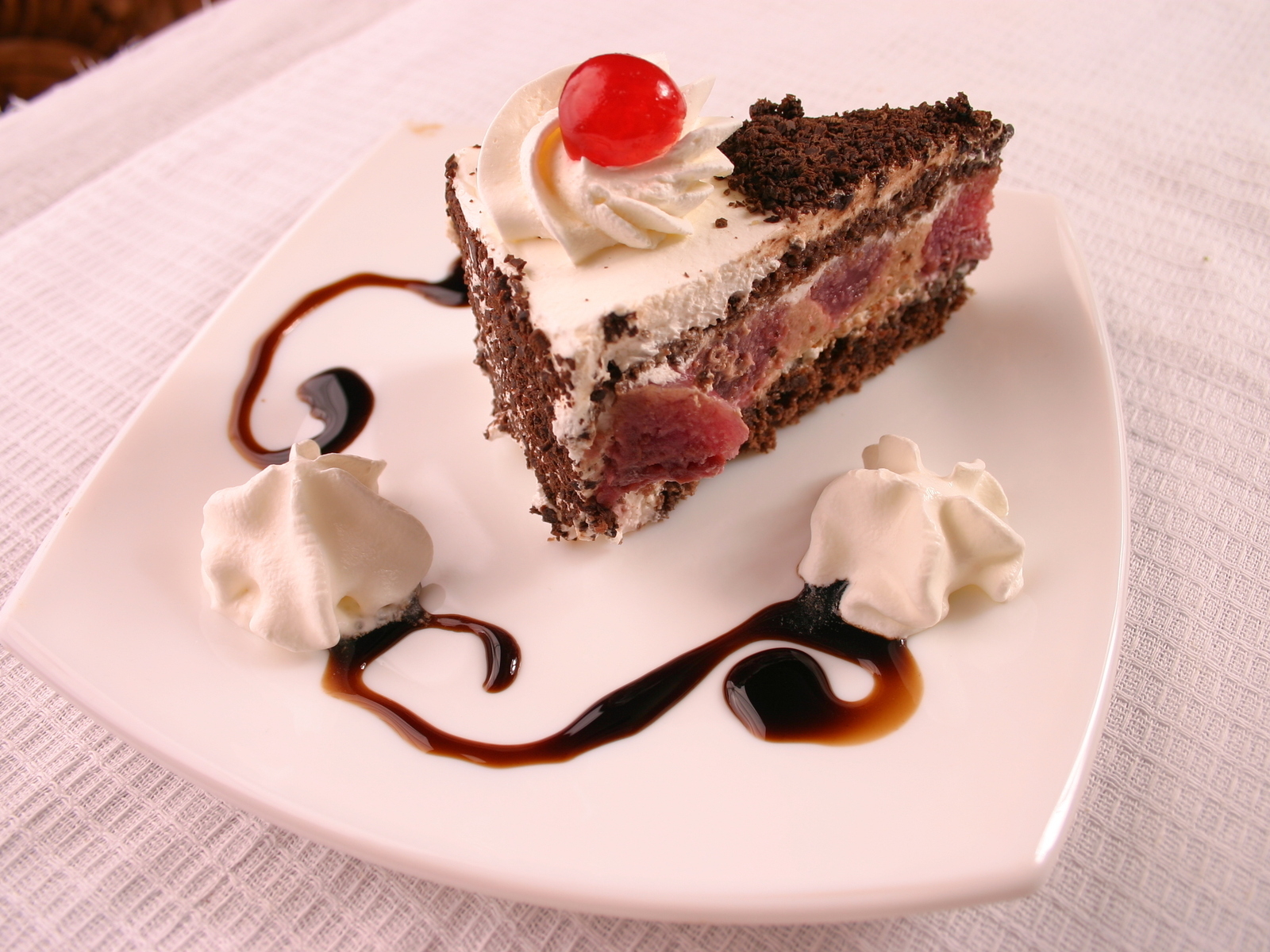 Кусок торта с вишенкой