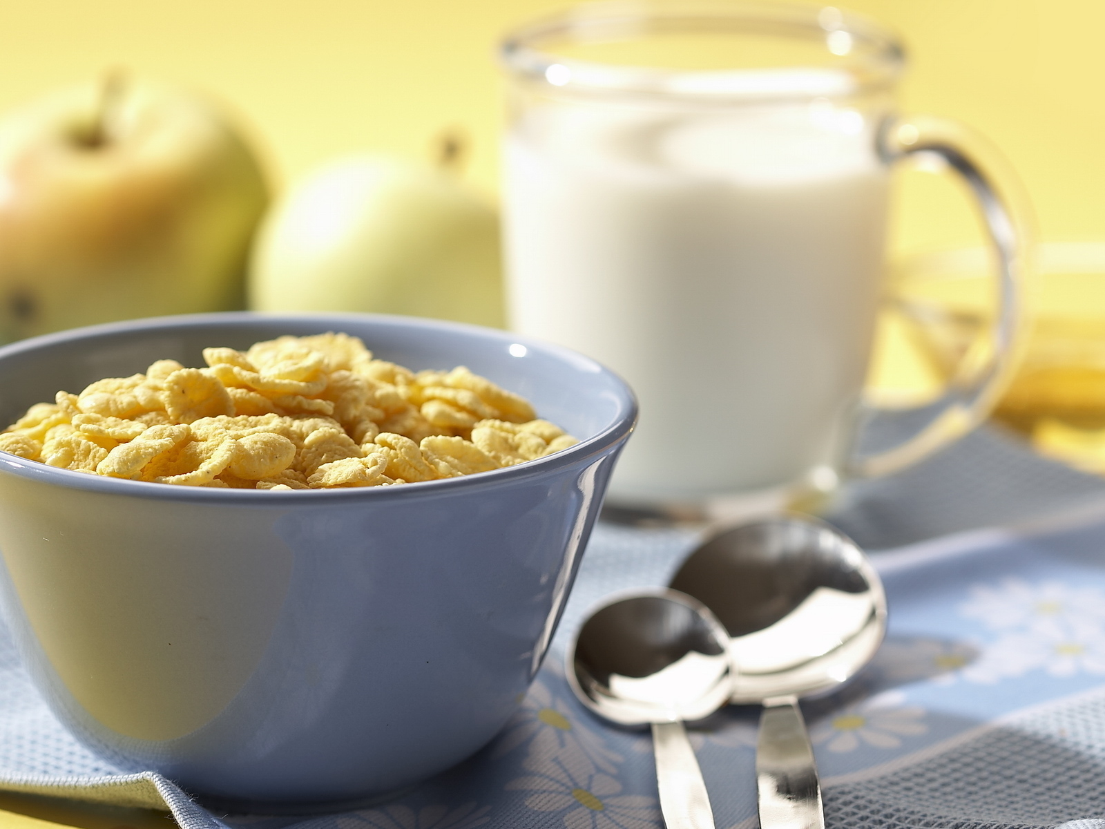 Хлопья и молоко