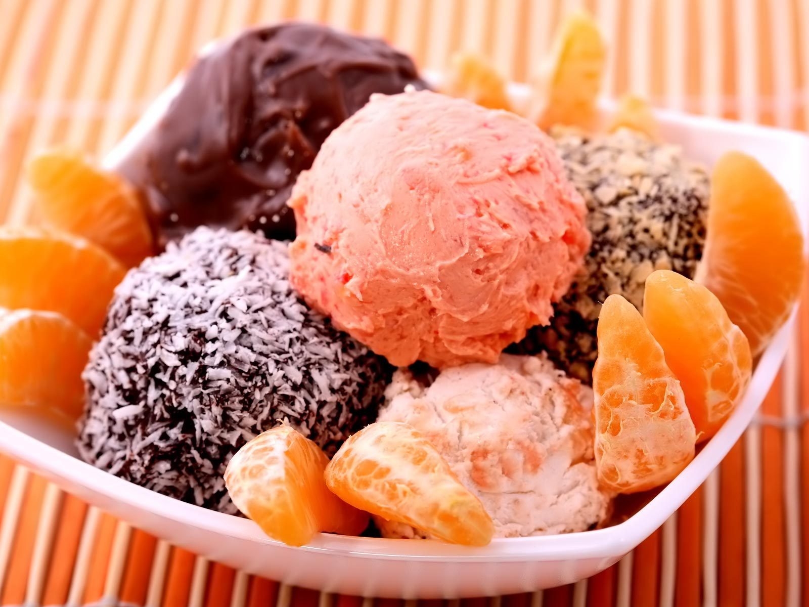 Мороженое и фрукты