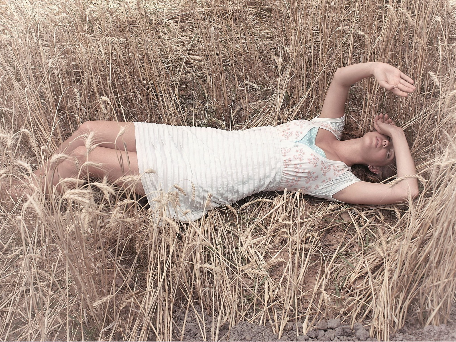 Девушка в поле