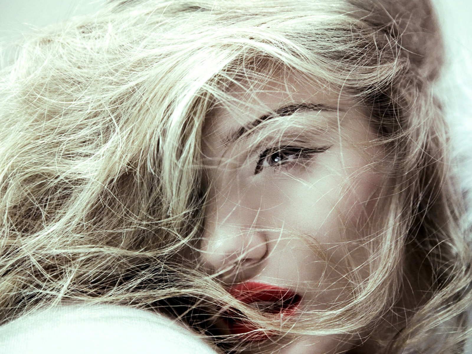 белокурая Rosie Huntington Whiteley