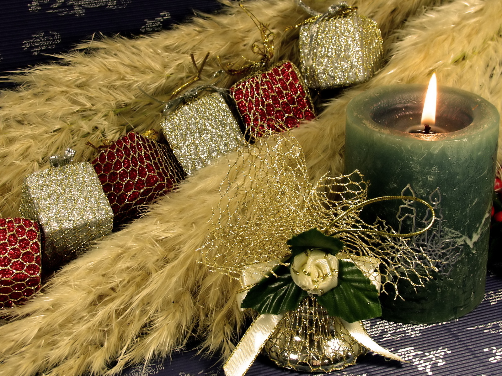 Свеча и украшения
