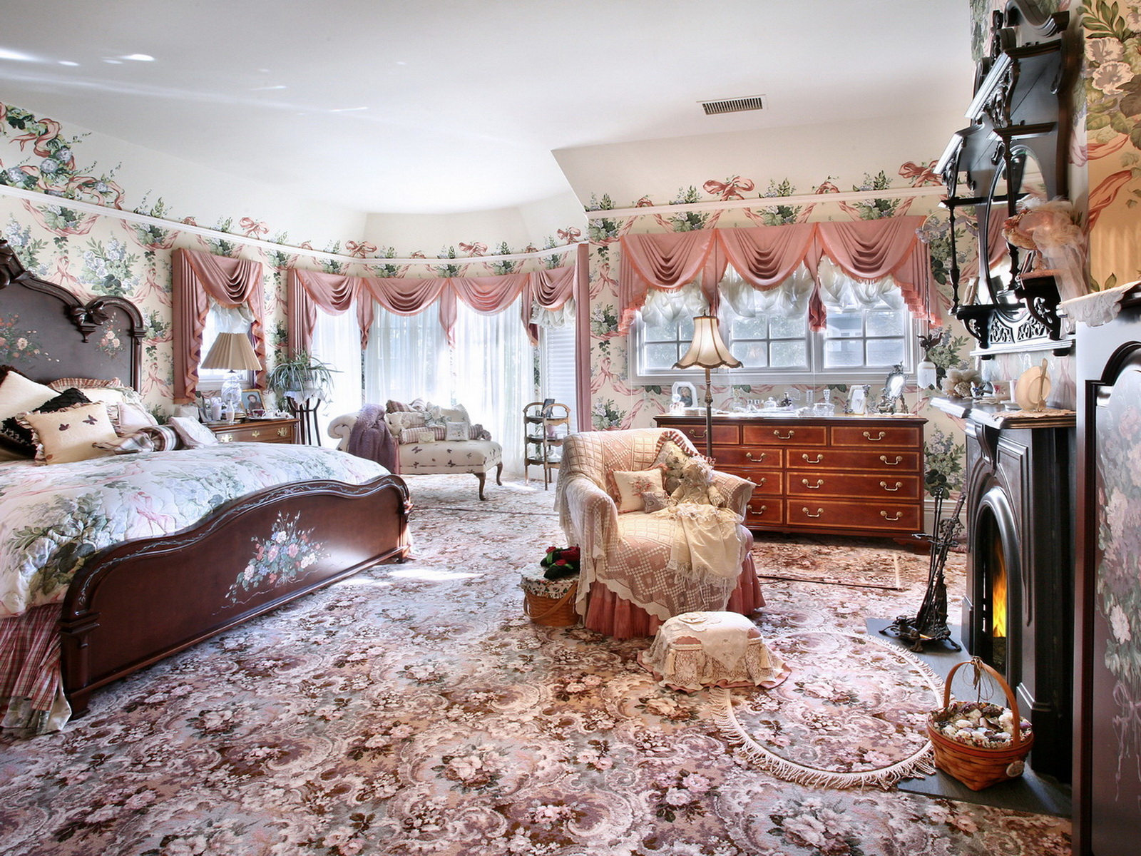 Спальная с камином