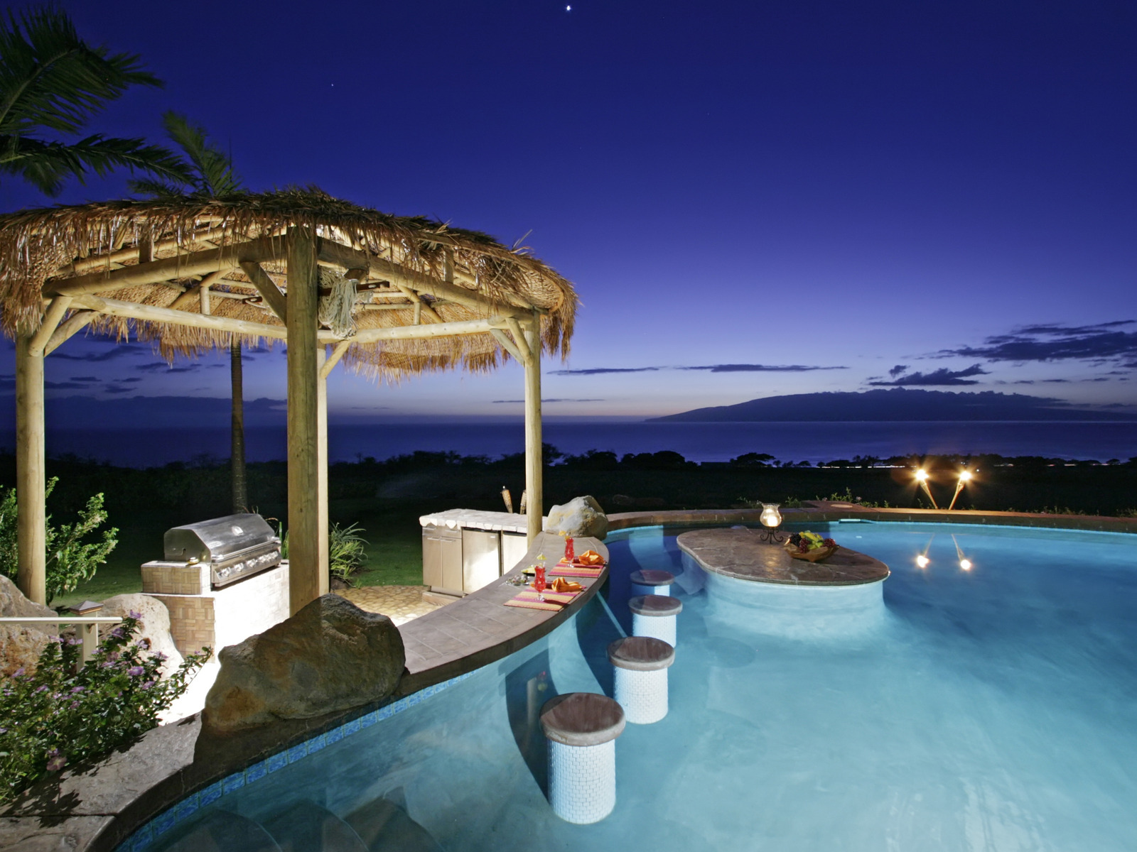 Бассейн с видом на океан