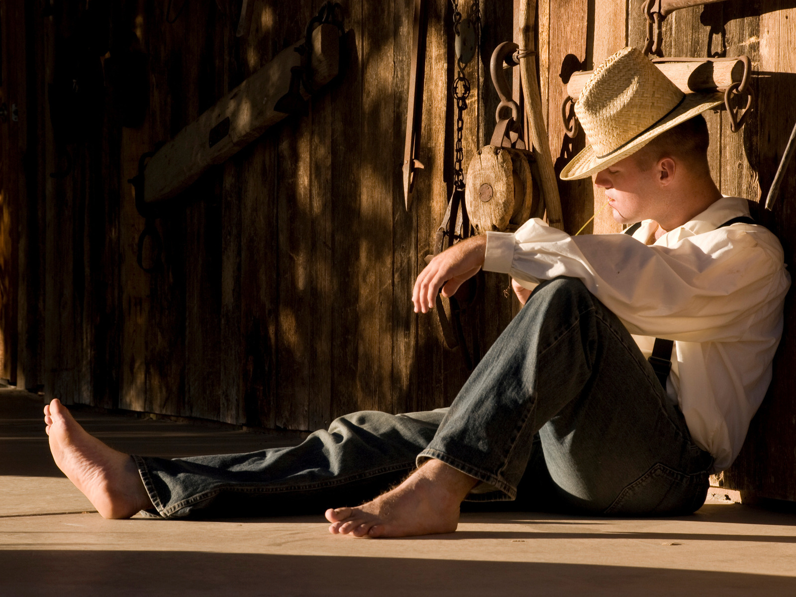 Мужчина у ангара