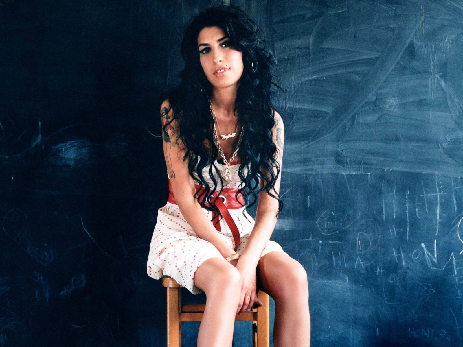 Эми Уайнхаус у доски