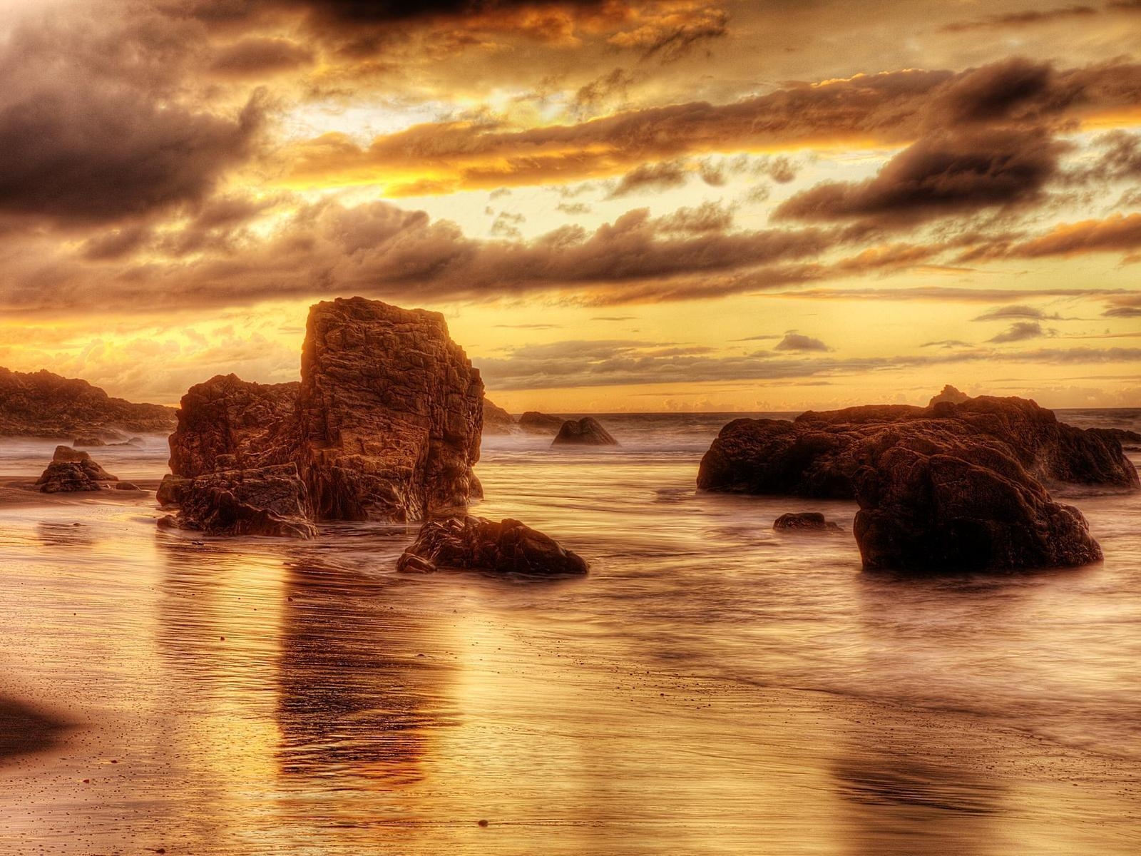 Берег на закате