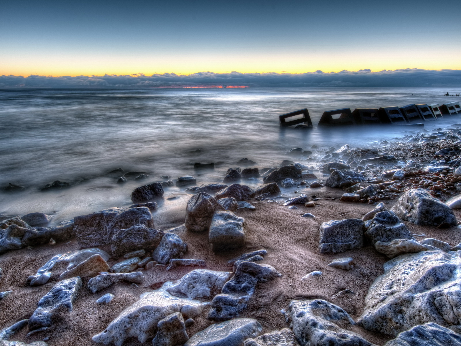 Камни на берегу