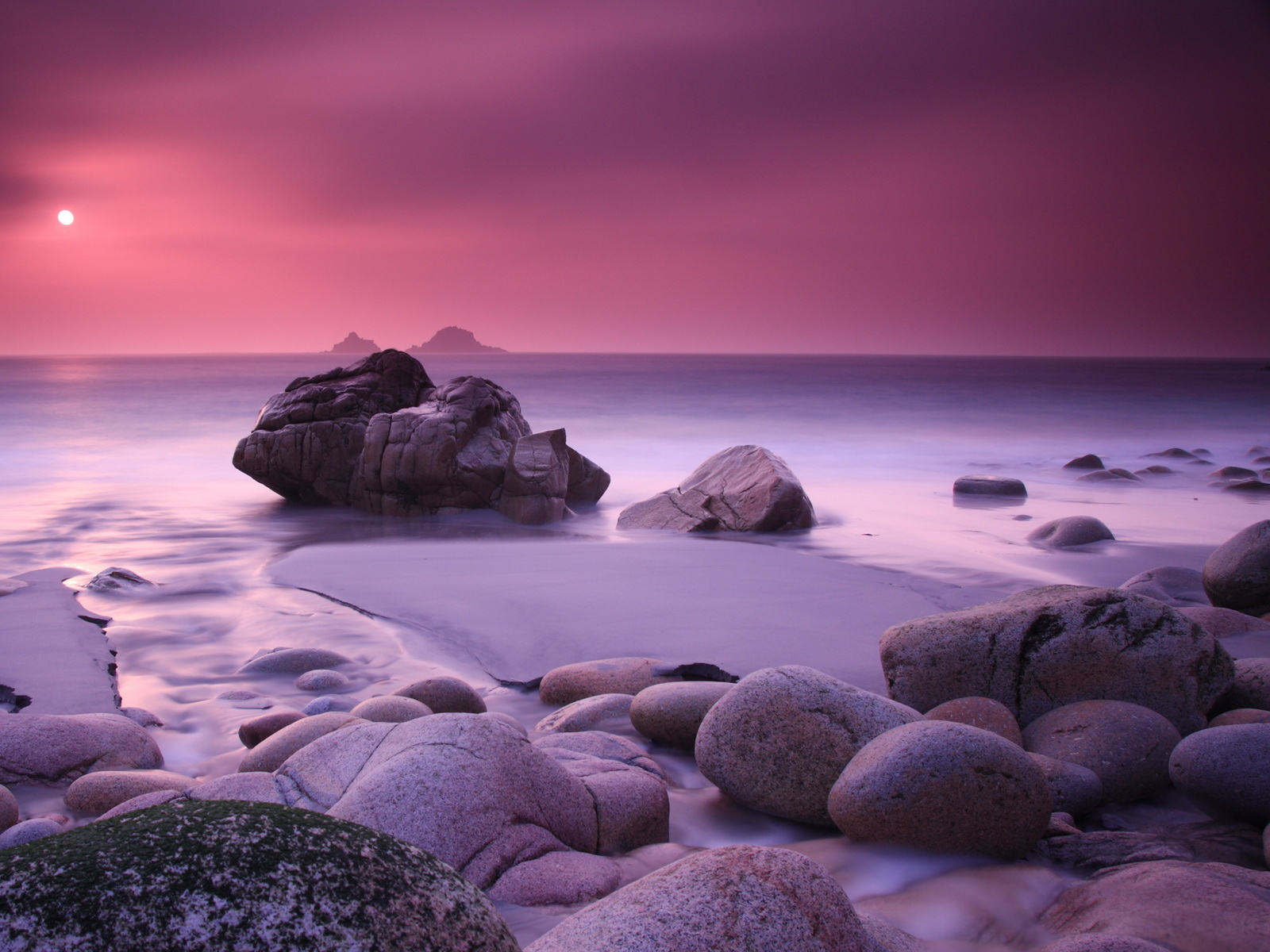 Камни на берегу