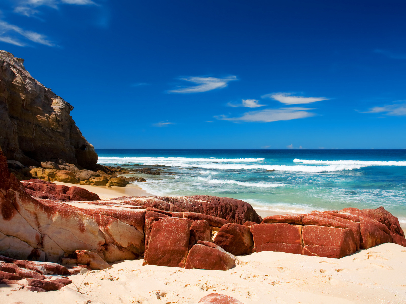 Камни на пляже