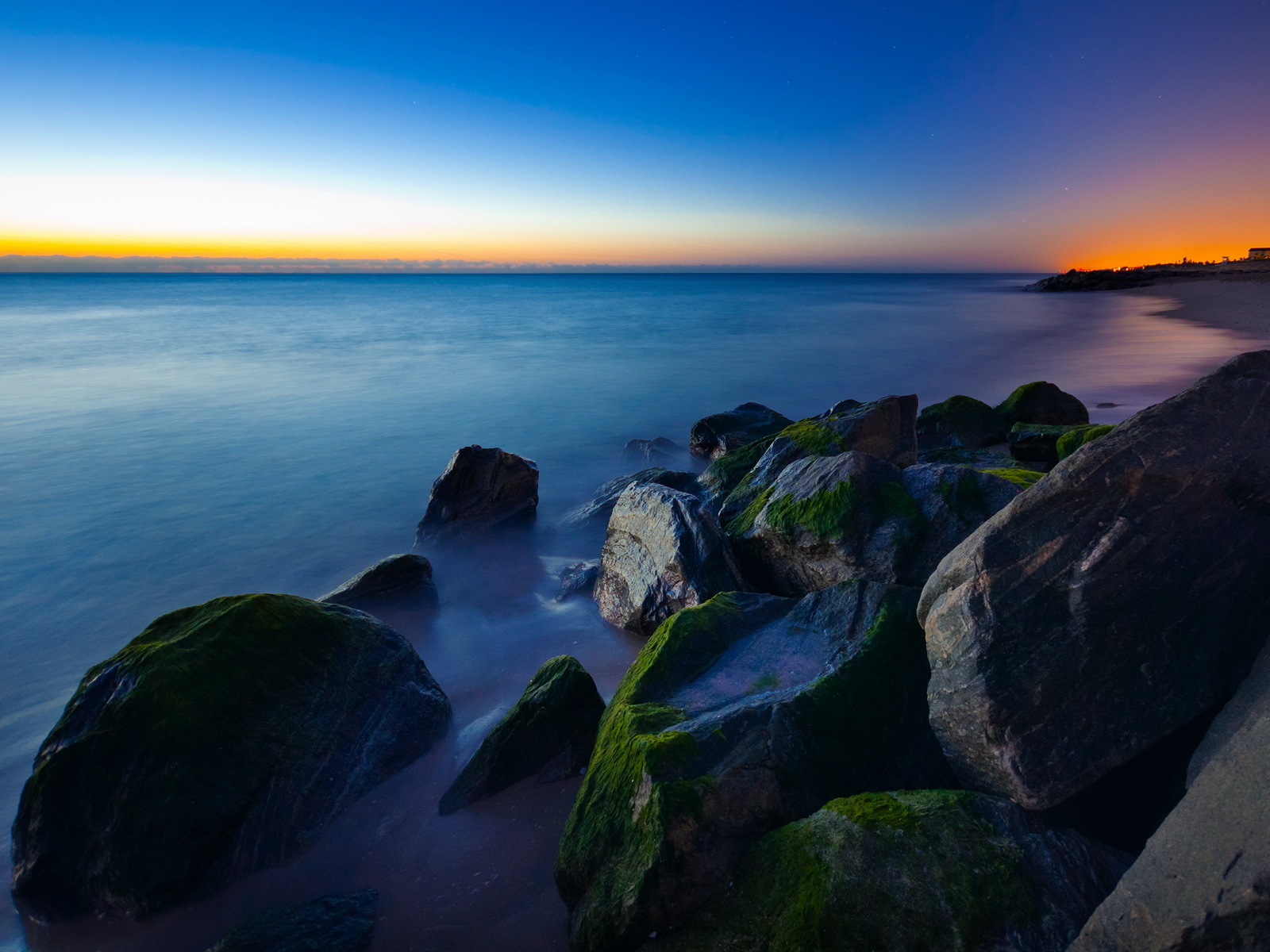 Камни на пляже