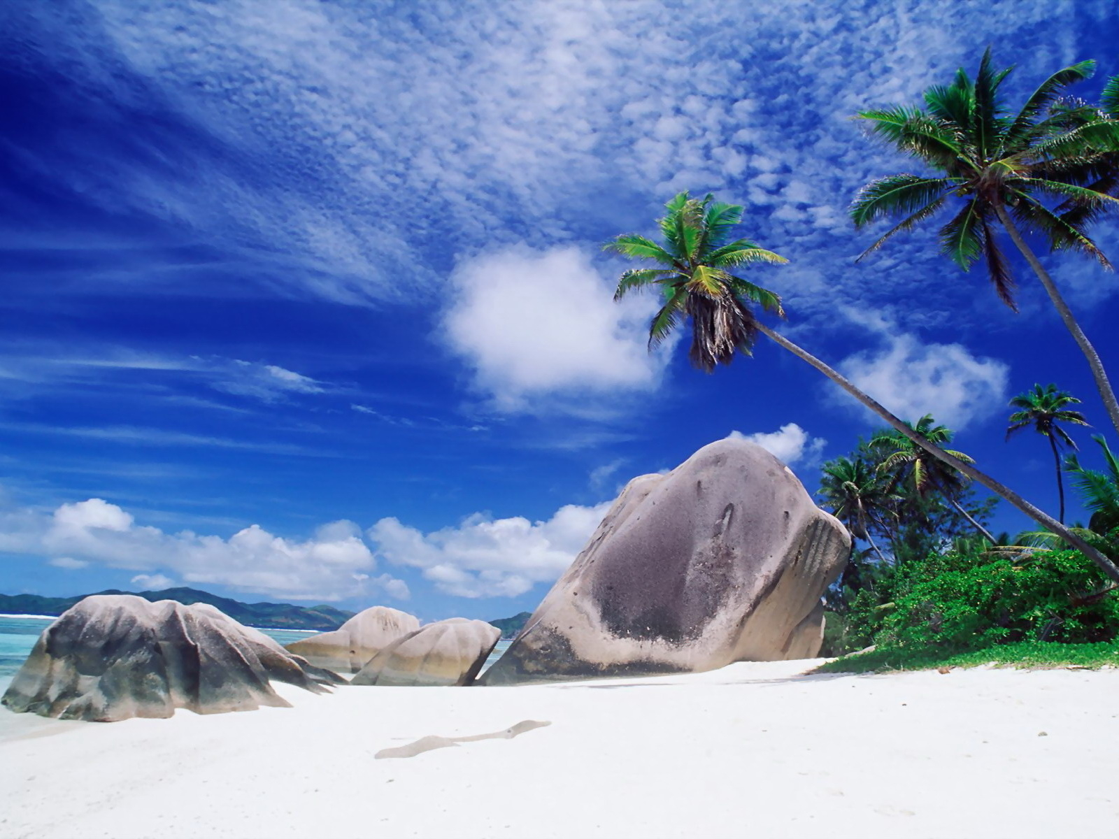 Камни на белом песке