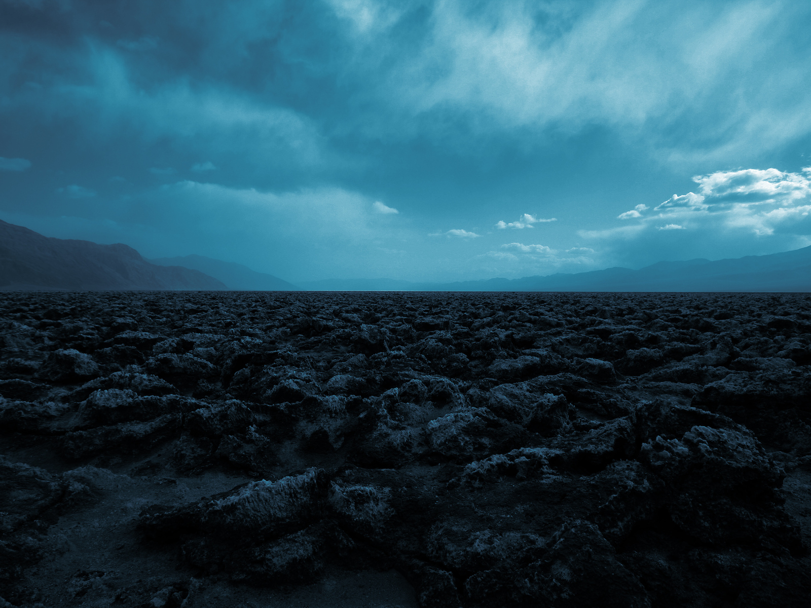 Синее небо над камнями