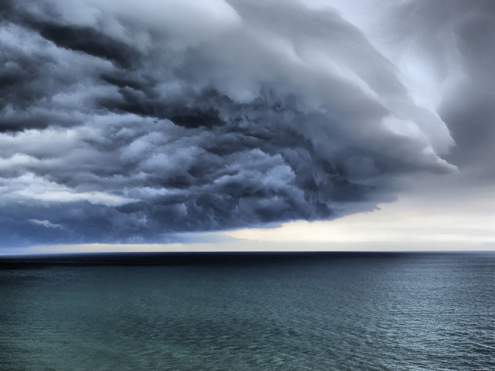 Гроза над морем