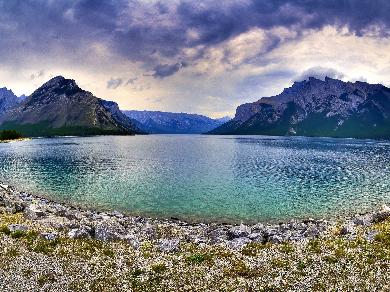 Озеро, горы, небо