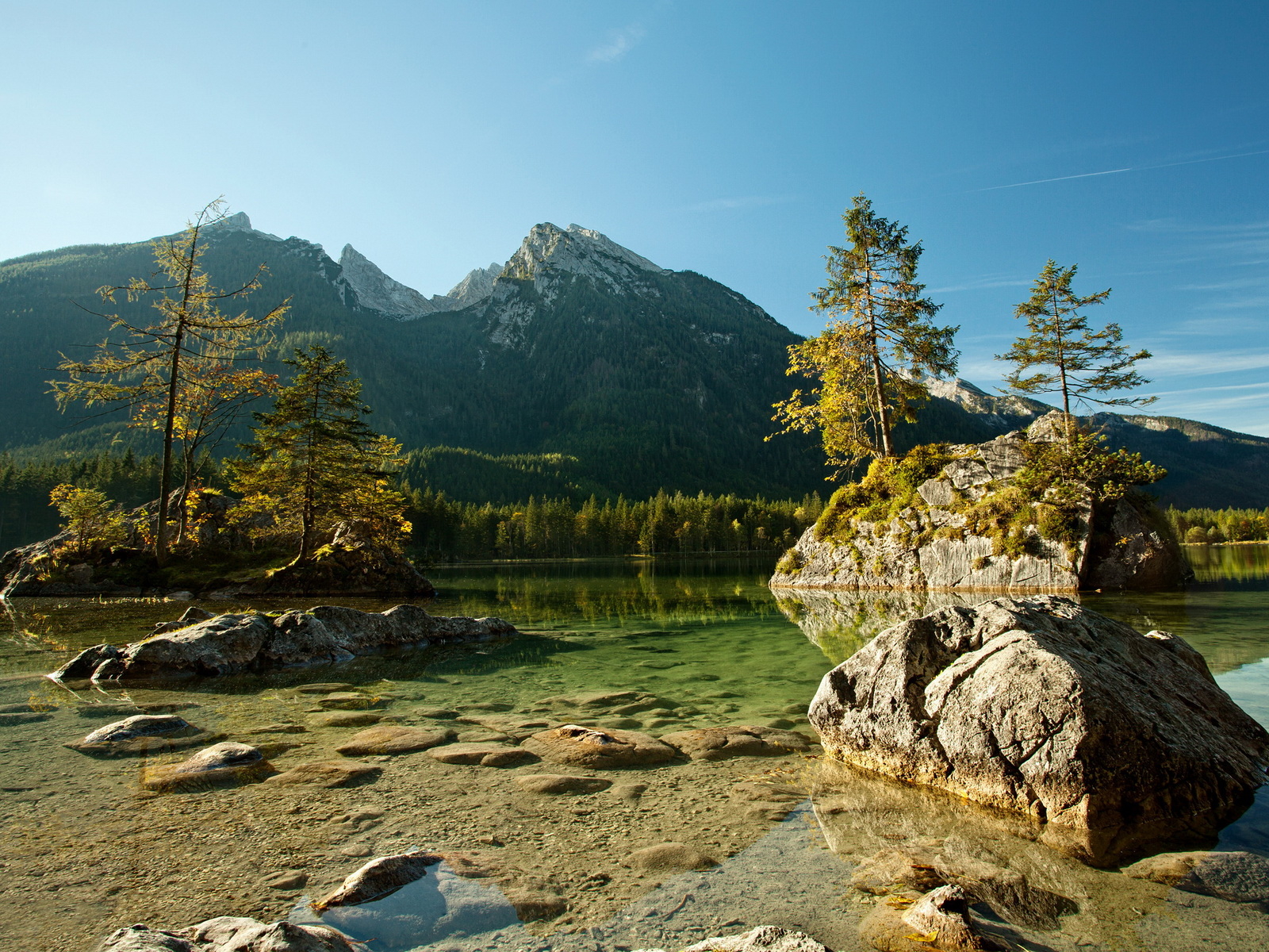 Озеро и горы