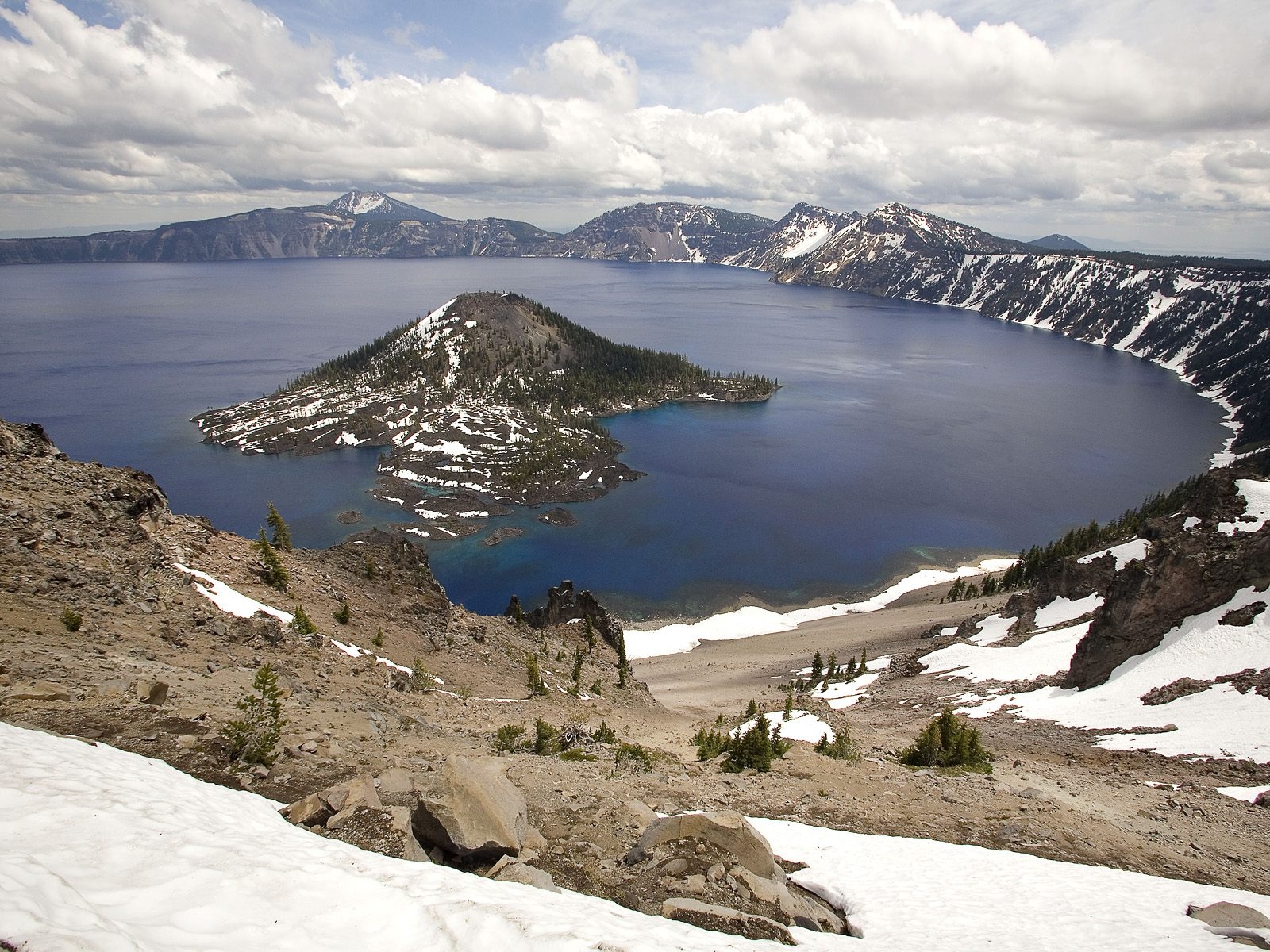 Озеро среди гор