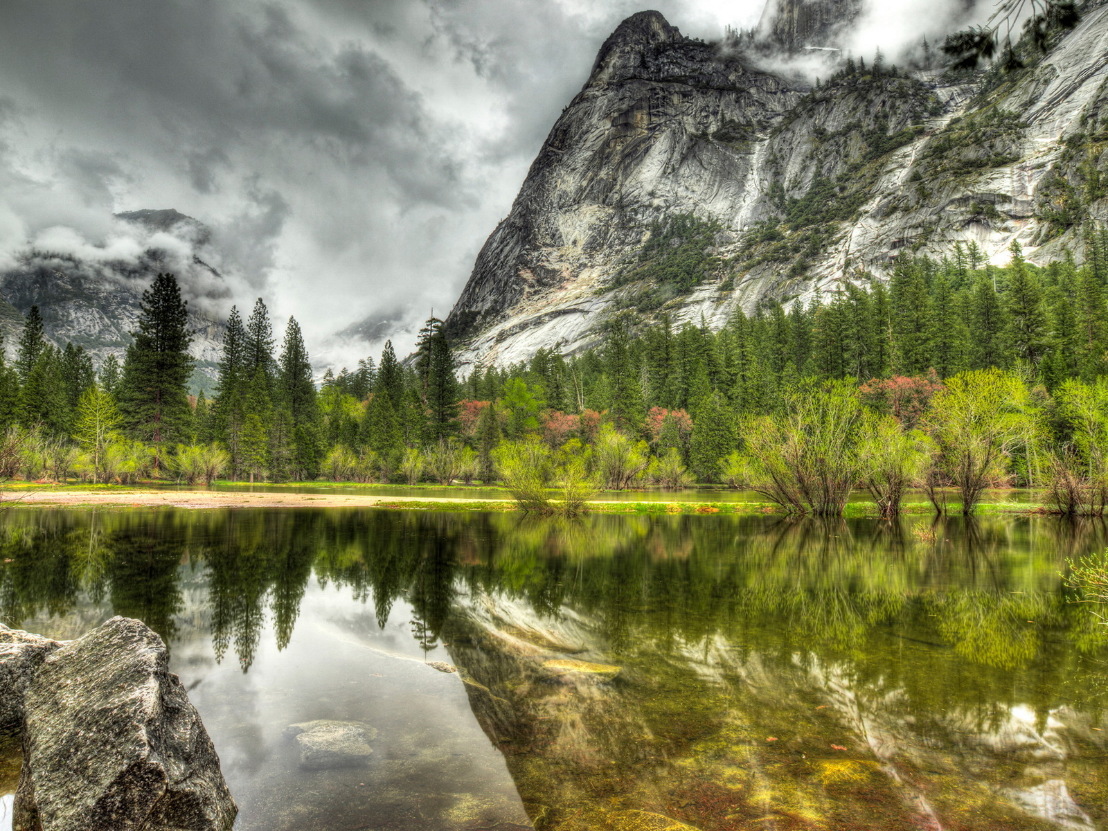 Горы и озеро