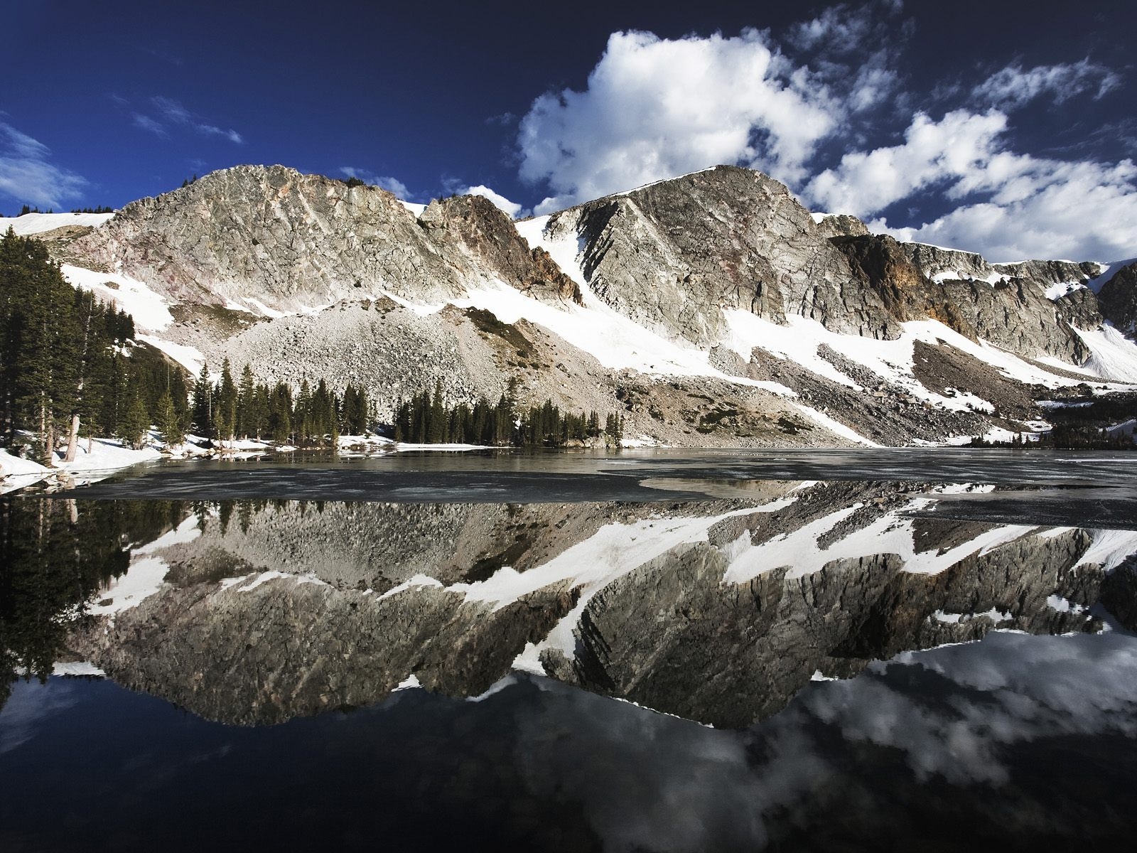 Горы и озеро