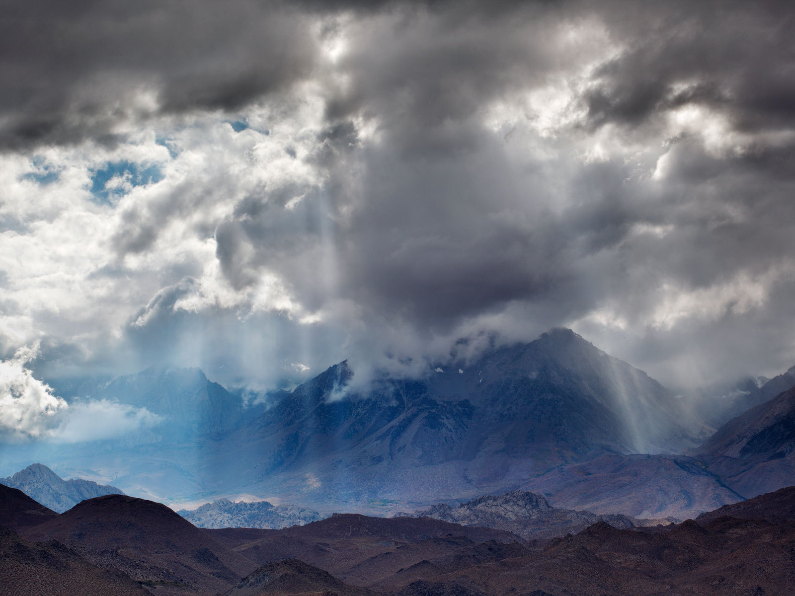 Пасмурное небо над горами
