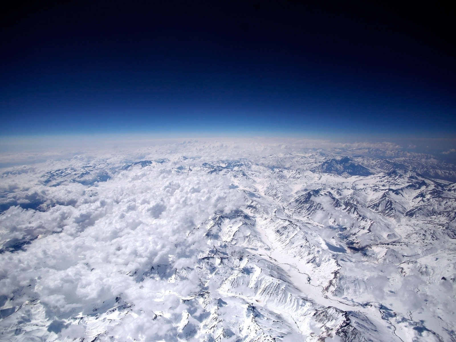 Вид сверху на горы