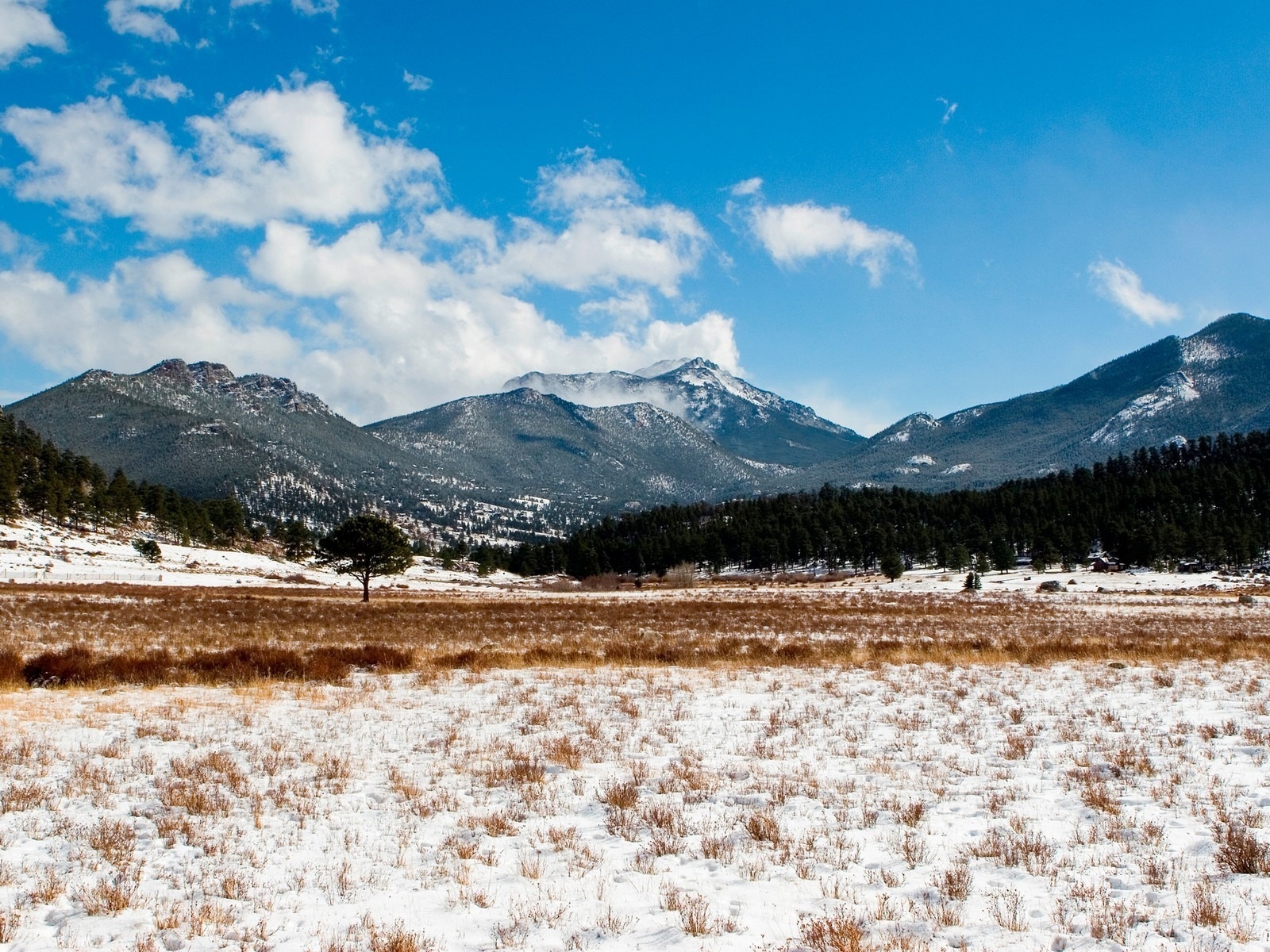 Горы на горизонте