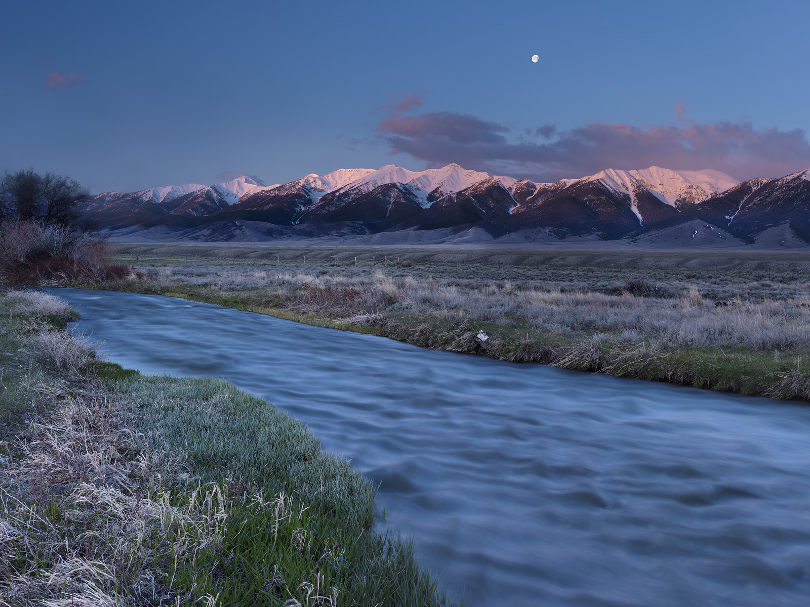 Горы на горизонте