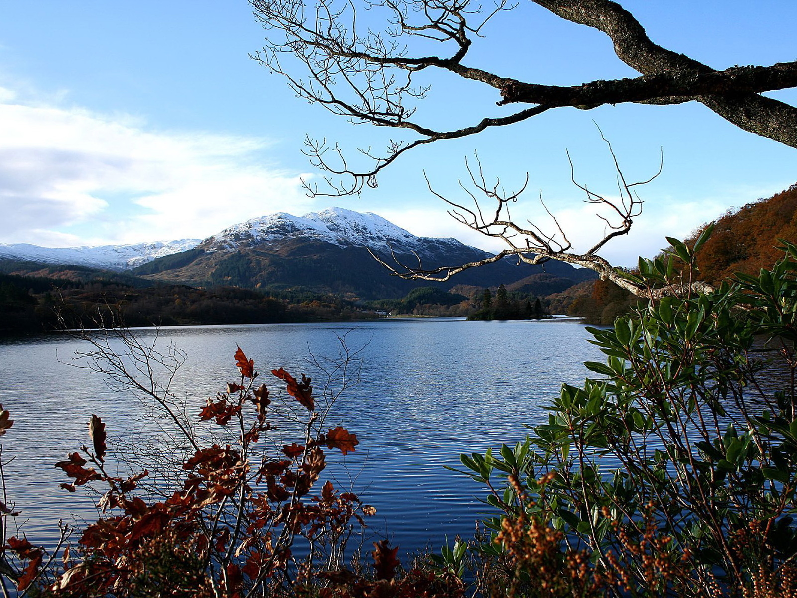 Озеро у подножия горы