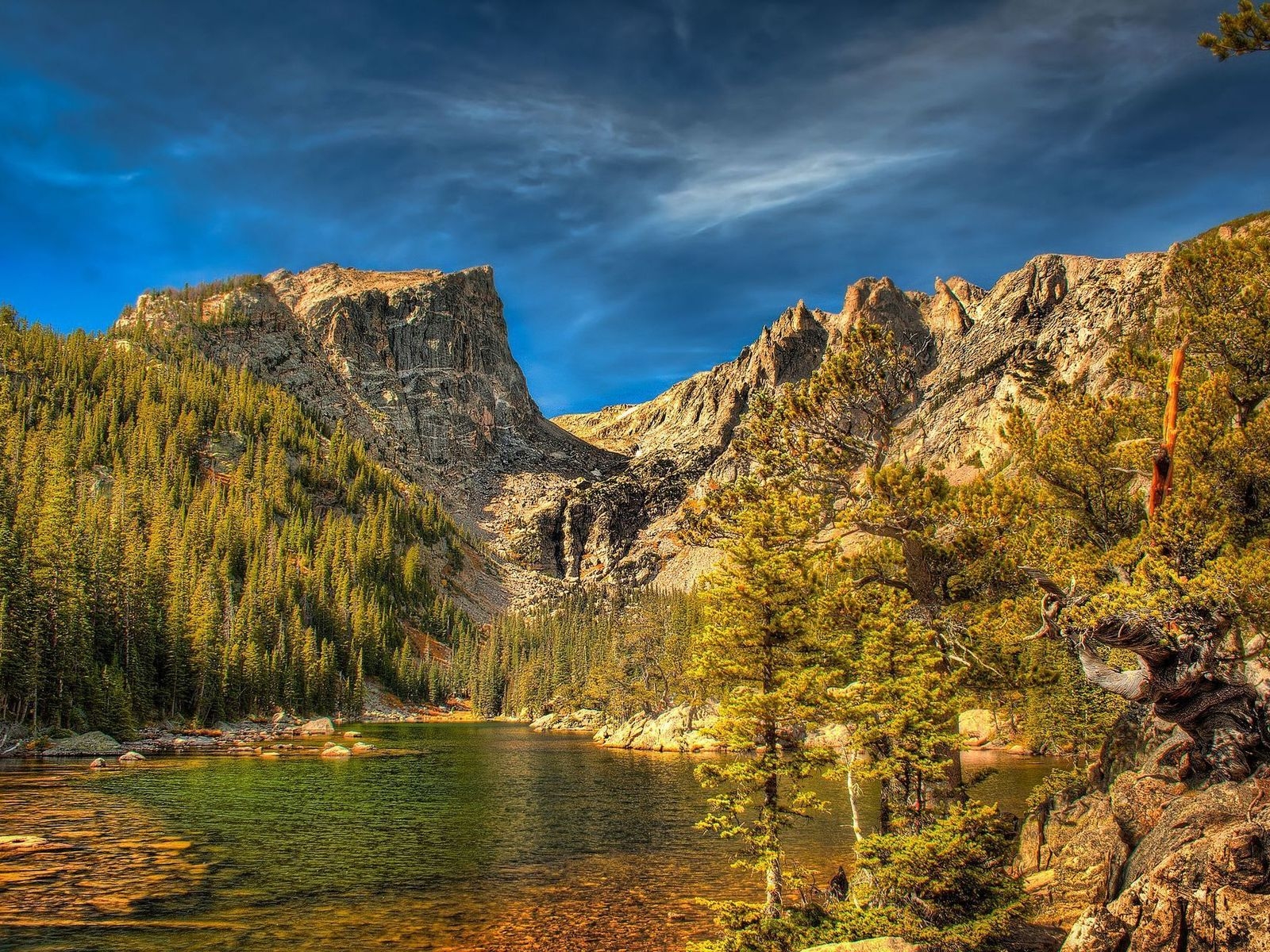 Озеро и горы