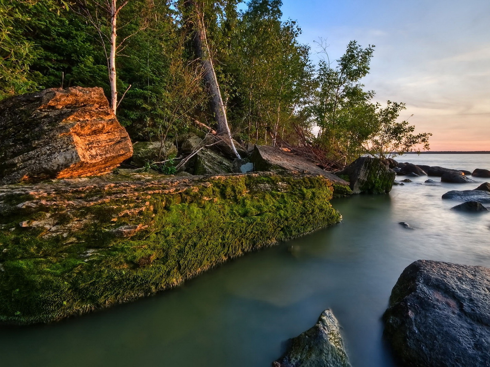 Озеро, лес, камни