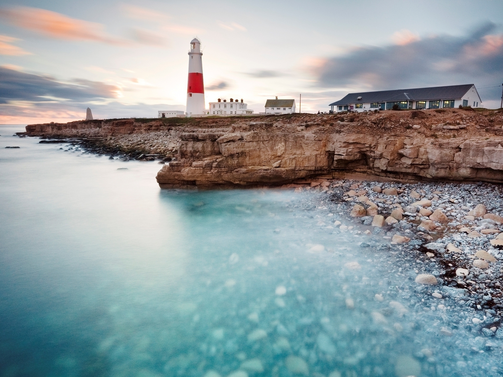 Маяк на берегу