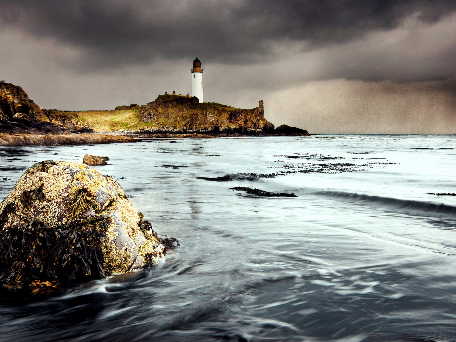 Маяк на берегу