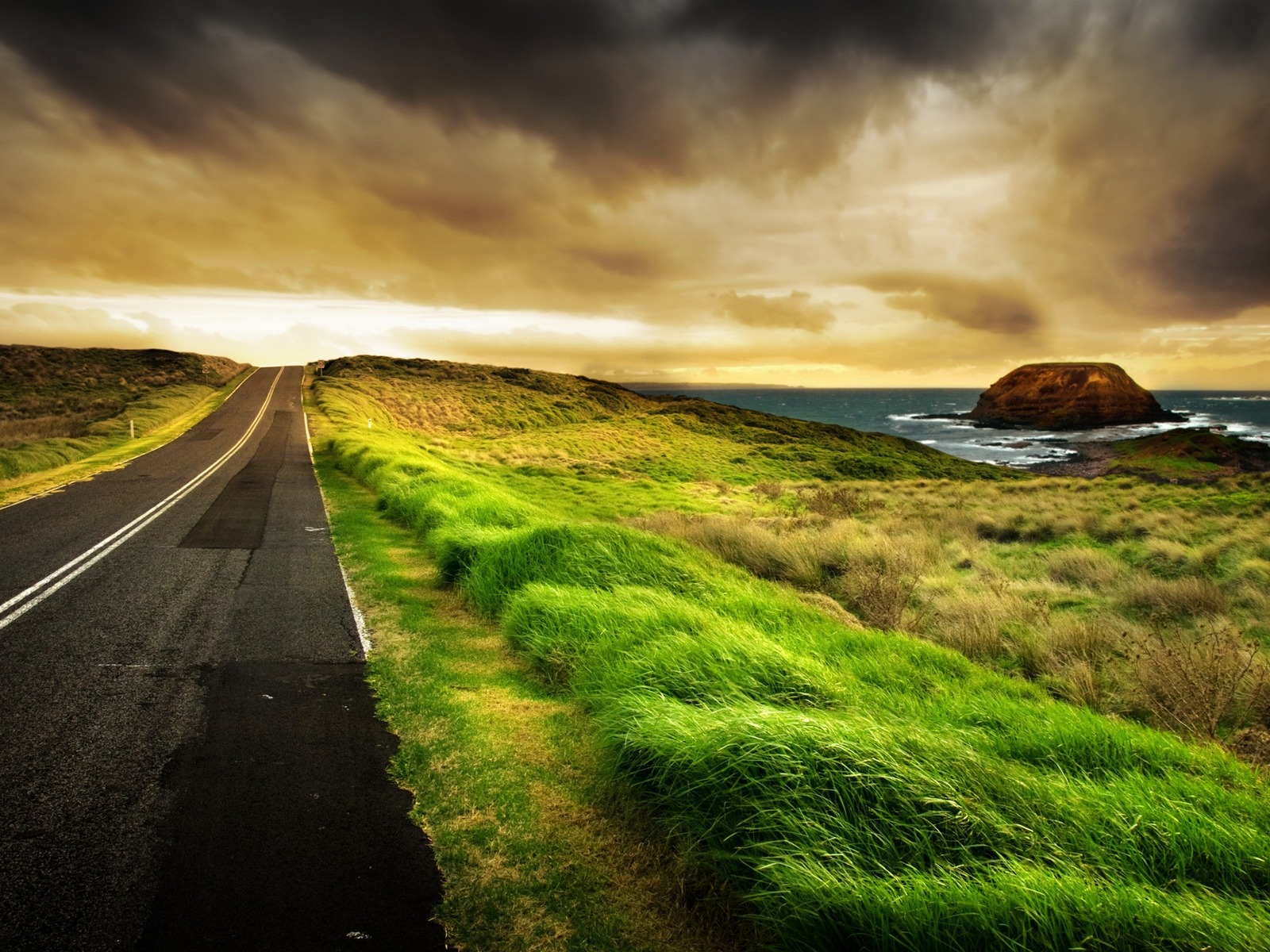 Дорога вдоль берега