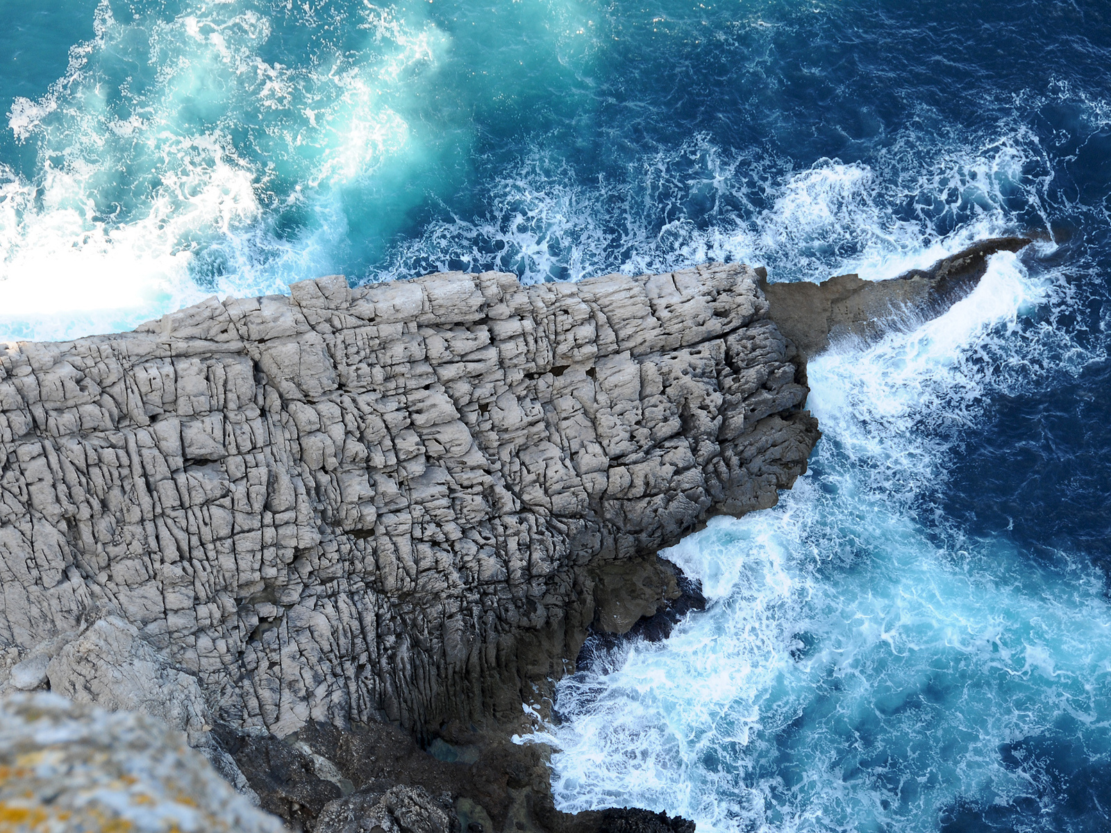 Скалы и волны