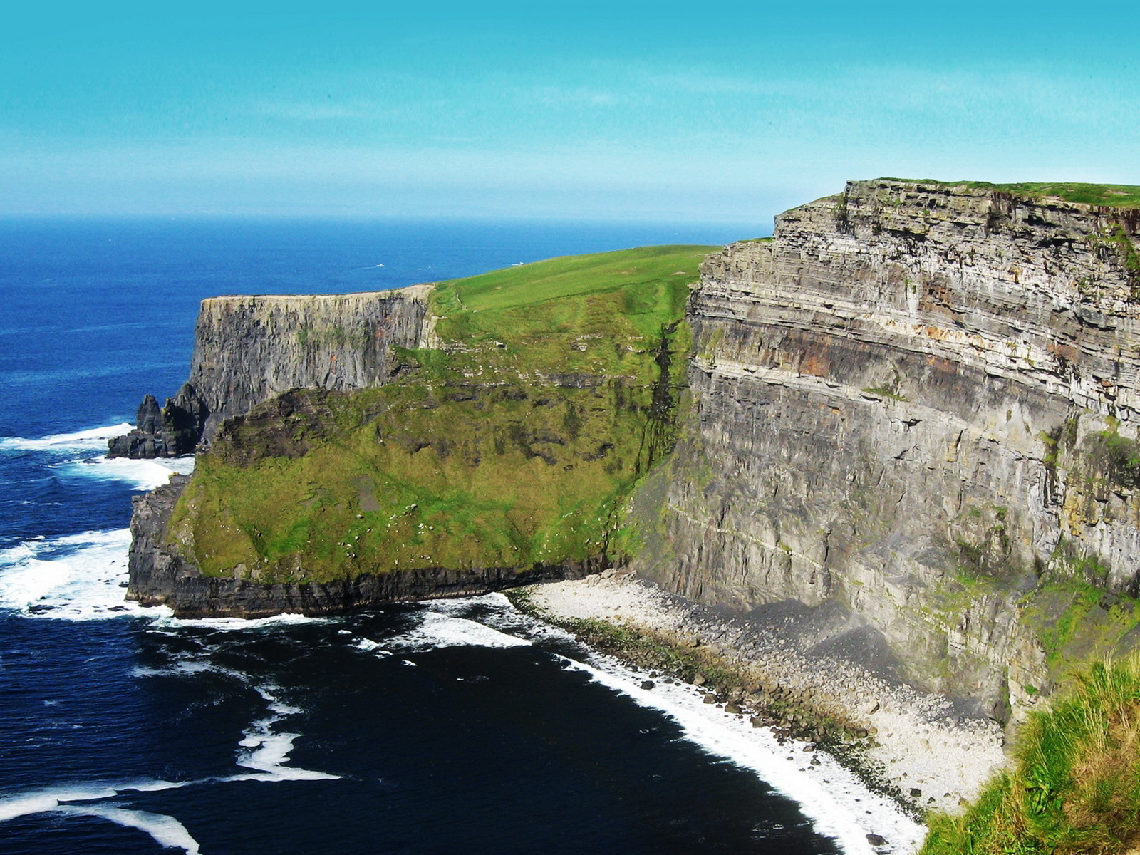 Скалы на берегу