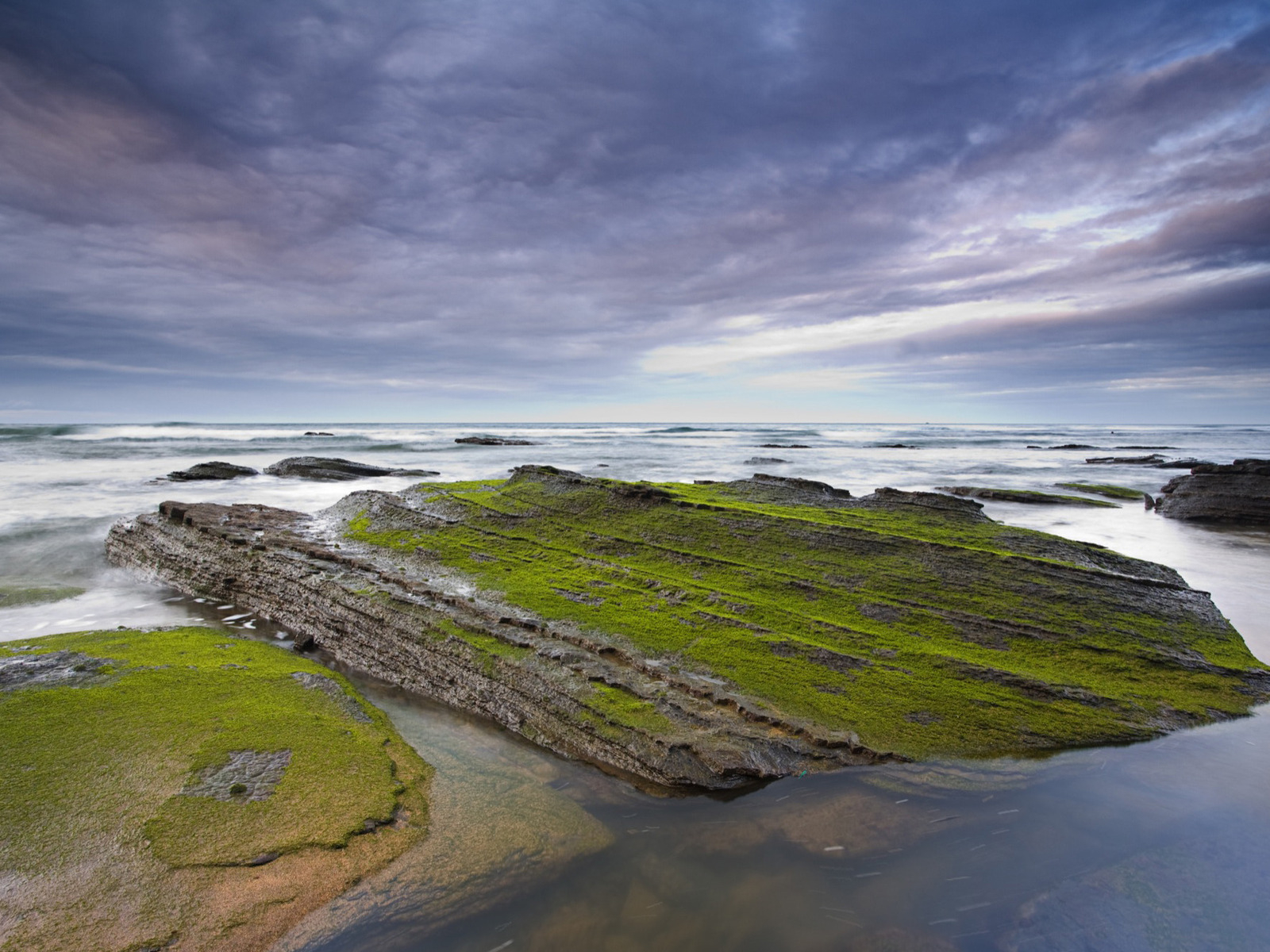 Камни у берега