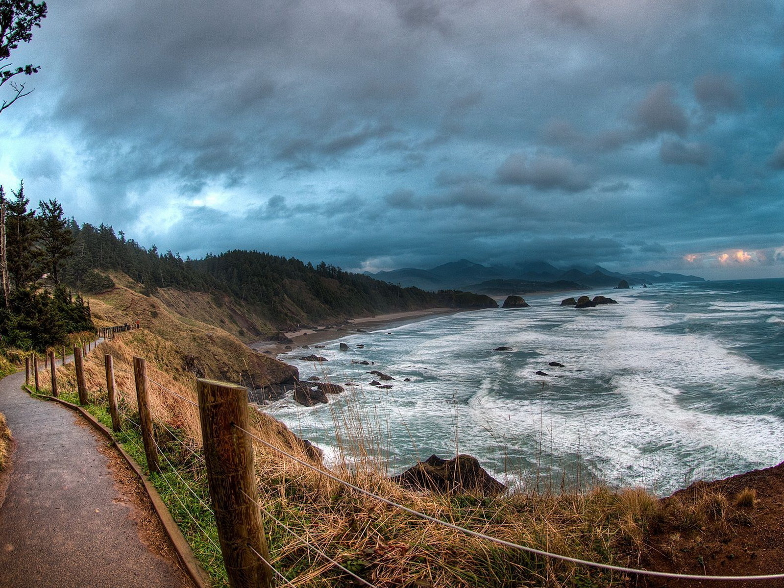 Тропинка на побережье