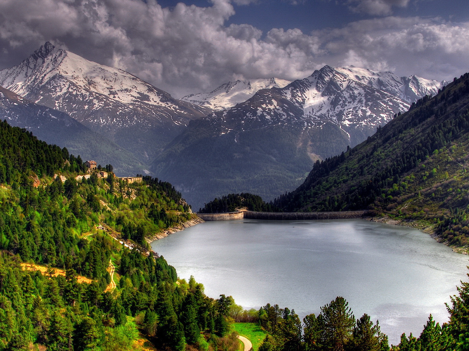 Плотина на горном озере