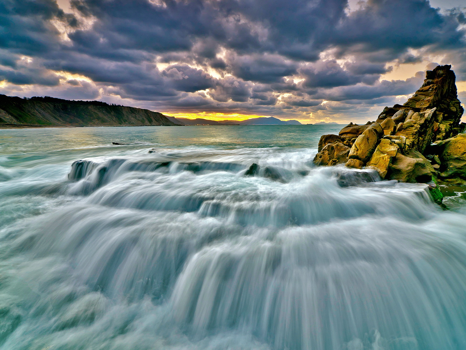 Вдоль берега