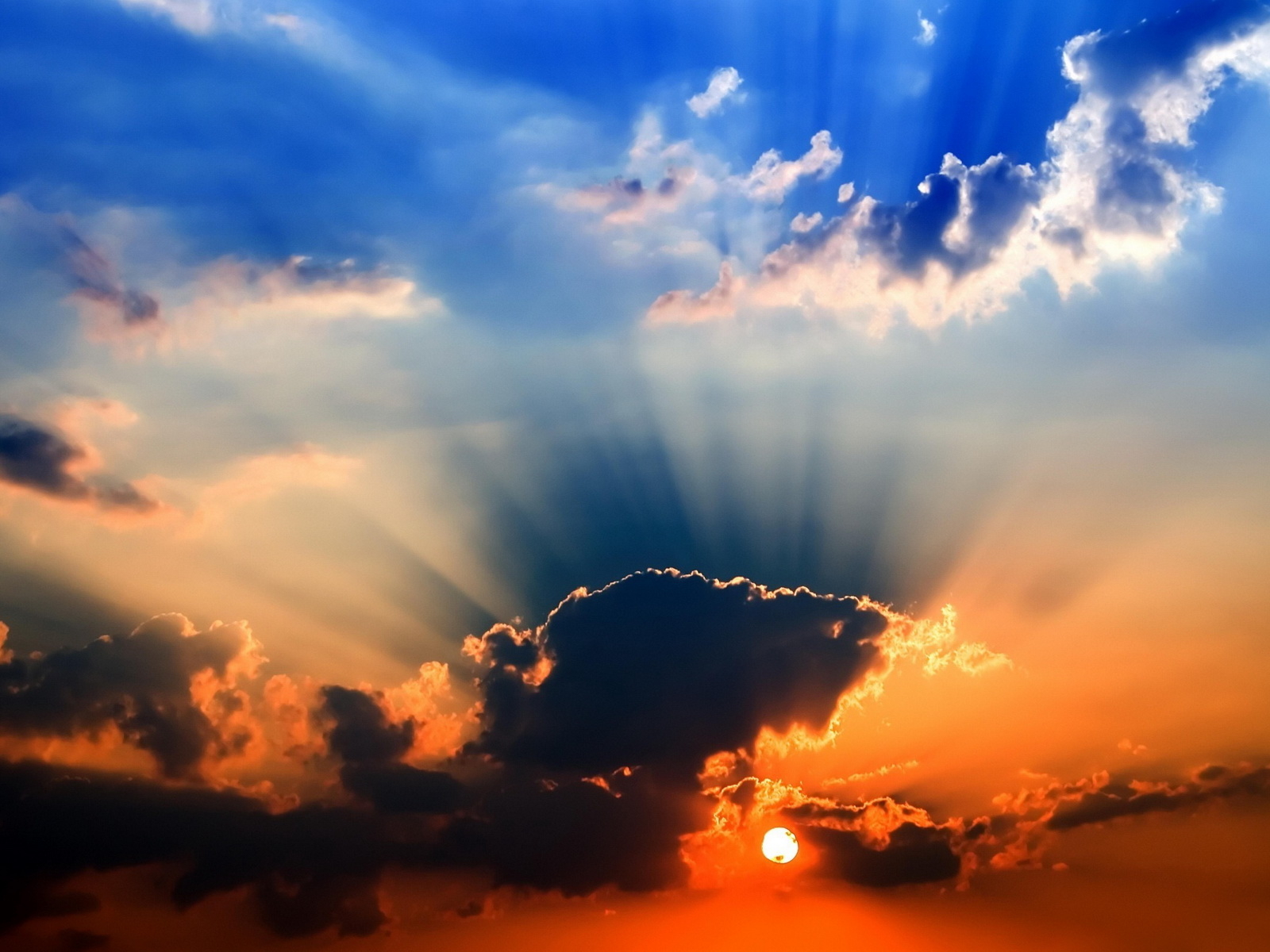 Яркий закат