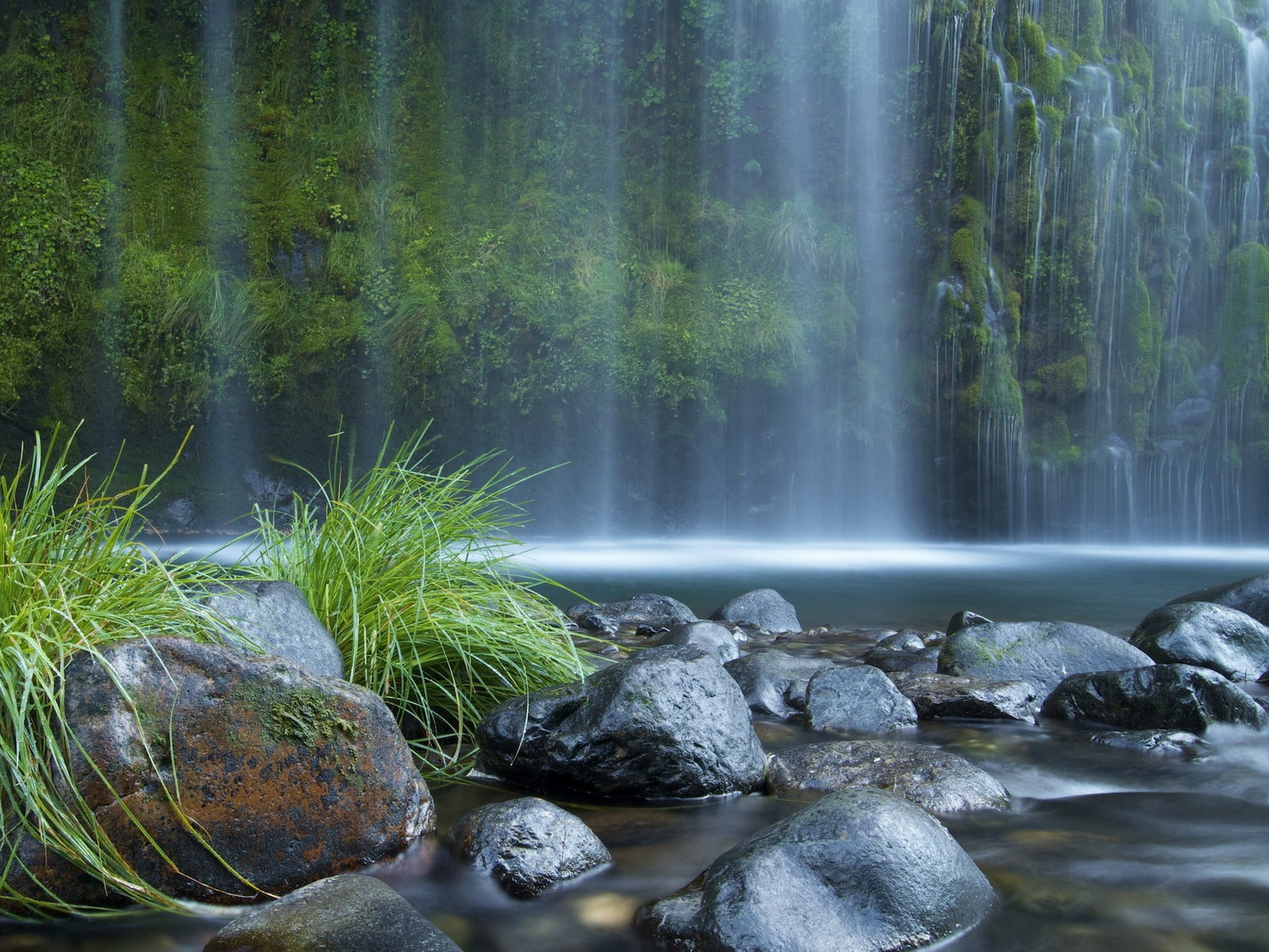 Стена водопада