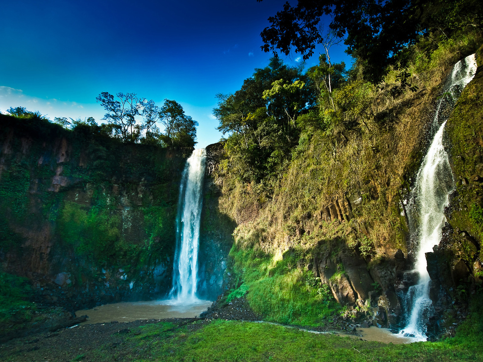 Небольшой водопад